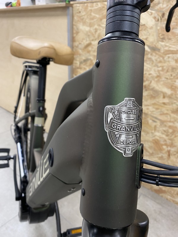 Velo de ville, Granville E excellence, 25 perf moteur Bosch, performance vert kaki, selle ultra confort à montpellier proche de Saint-Jean de védas